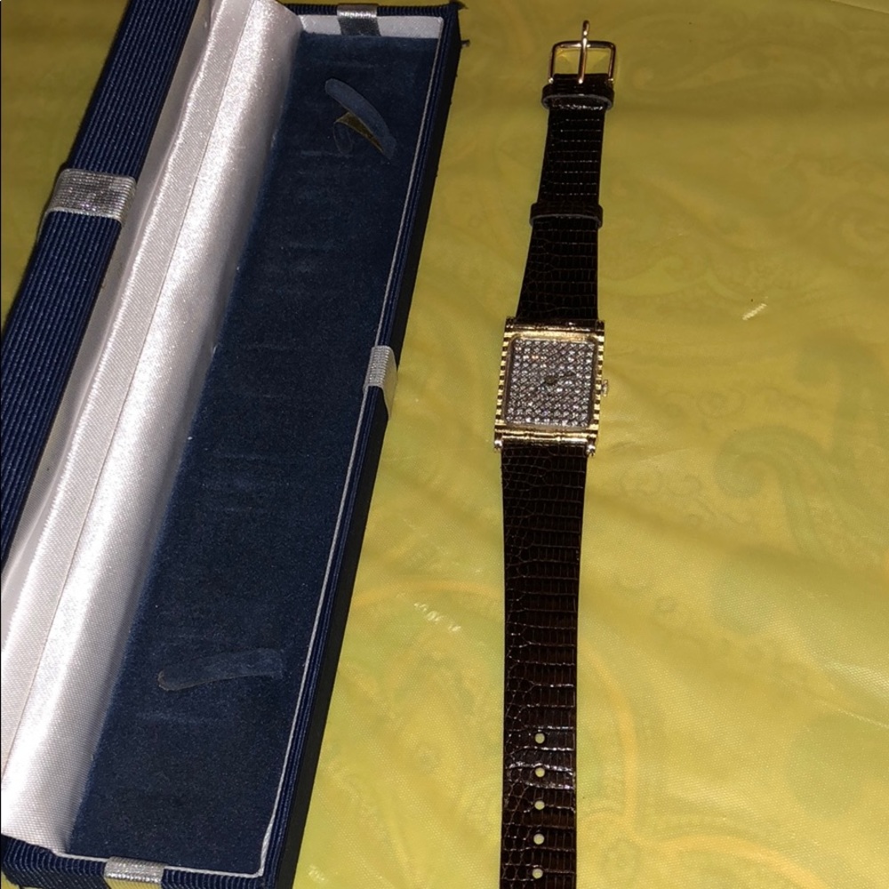 14k gold bezel. I ctw vs1 quality stones, G color.